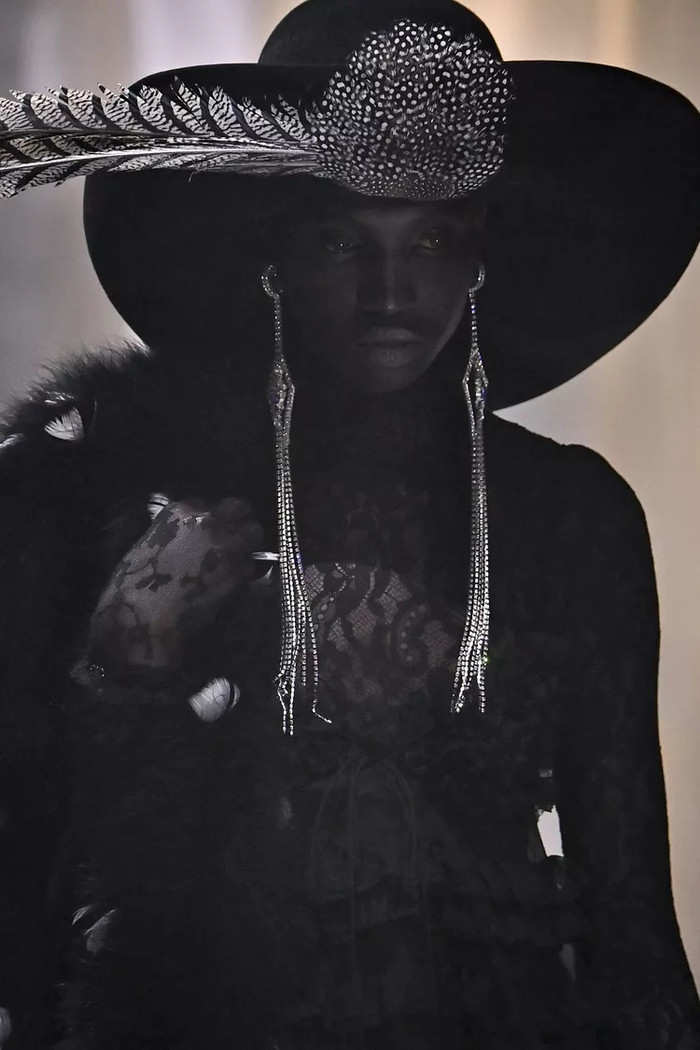 Nếu trang phục tua rua đang dẫn đầu xu hướng thì trang sức tua rua cũng không nằm ngoài cuộc chơi. Valentino và Balmain mang đến những đôi hoa tai tua rua dài, chuyển động nhịp nhàng theo từng bước đi, làm tăng thêm nét cuốn hút cho người đeo.