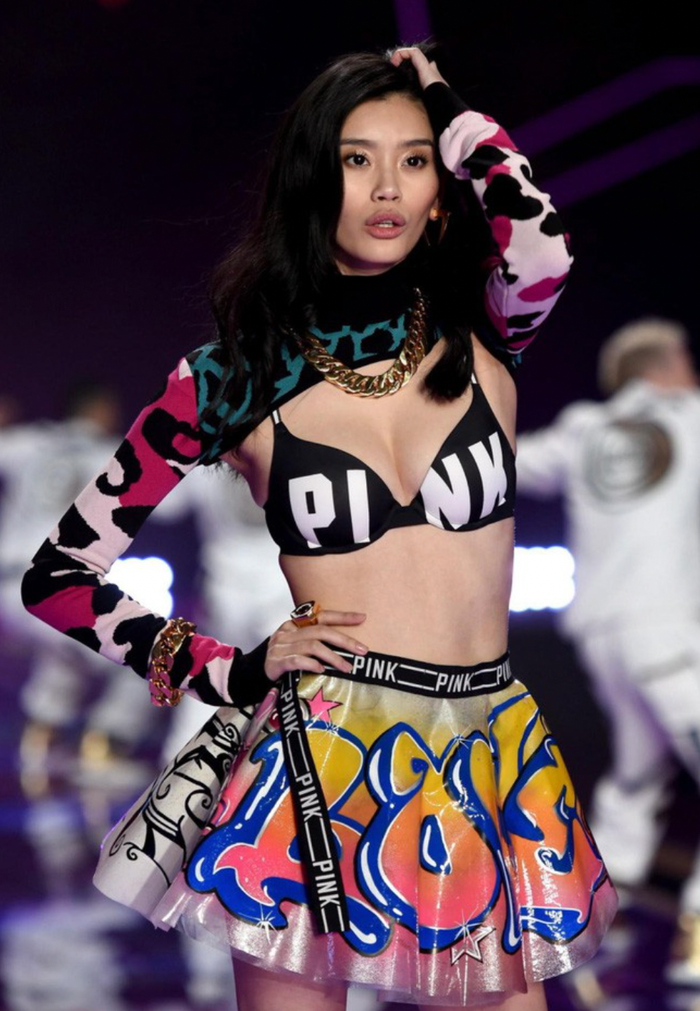 Hề Mộng Dao là siêu mẫu Trung Quốc từng sải bước trên sàn diễn nội y đình đám Victoria's Secret. (Ảnh tổng hợp)