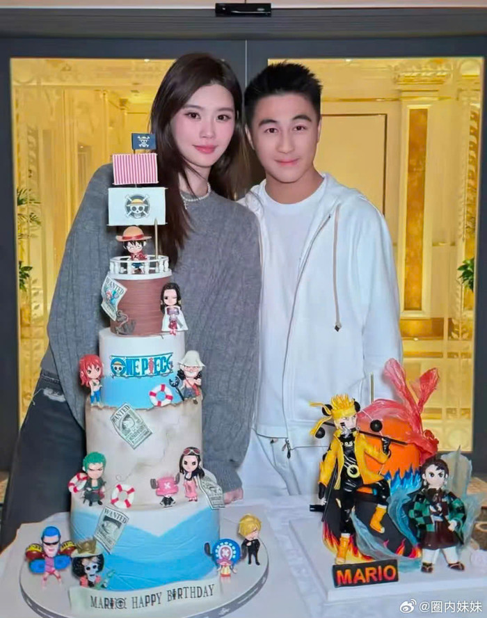 Hề Mộng Dao diện trang phục đơn giản trong ngày sinh nhật của chồng. Nữ người mẫu ghi điểm với nhan sắc thu hút. (Ảnh: Weibo)