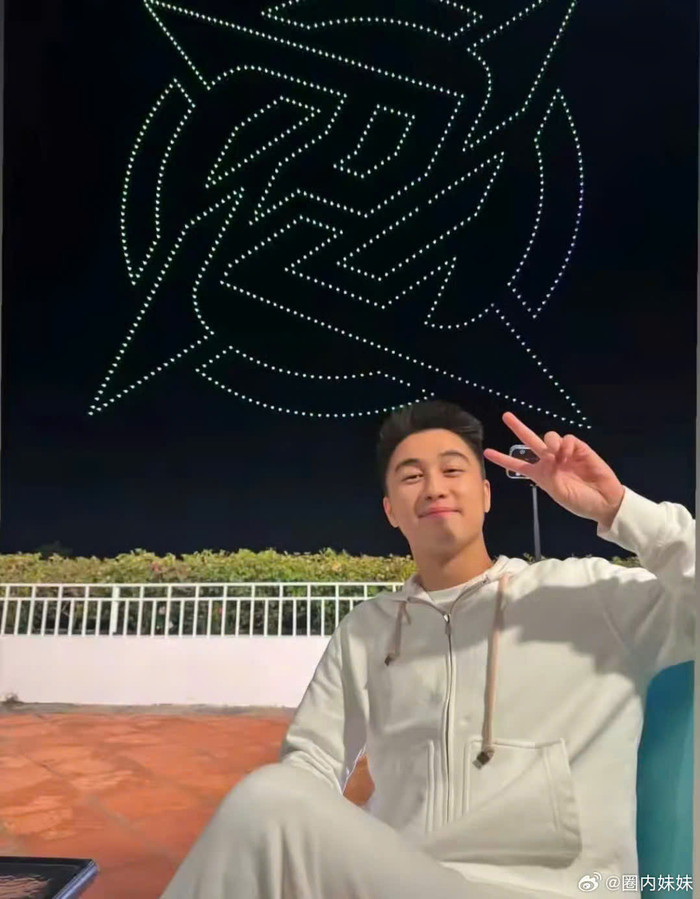 Hề Mộng Dao chi một số tiền khủng thuê máy bay không người lái để biểu diễn tạo niềm vui cho chồng trong ngày sinh nhật. (Ảnh: Weibo)