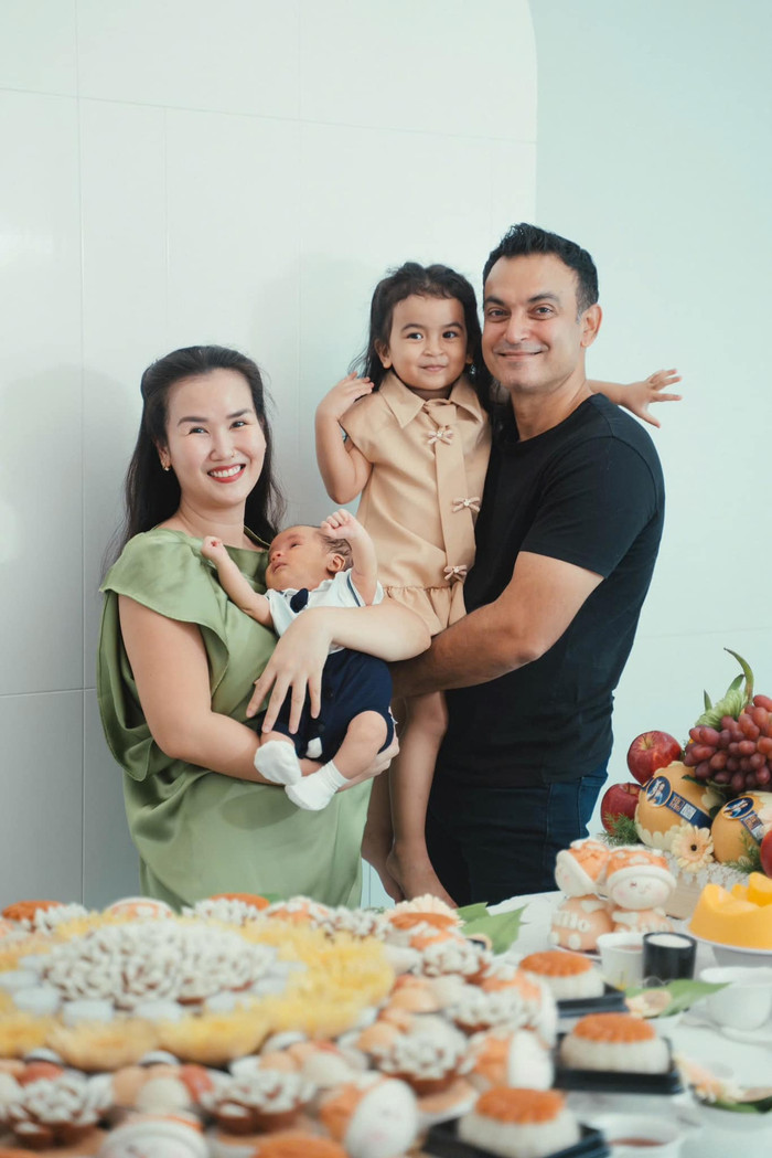 Võ Hạ Trâm và chồng làm tiệc đầy tháng cho con trai út Milo. Ảnh: FBNV