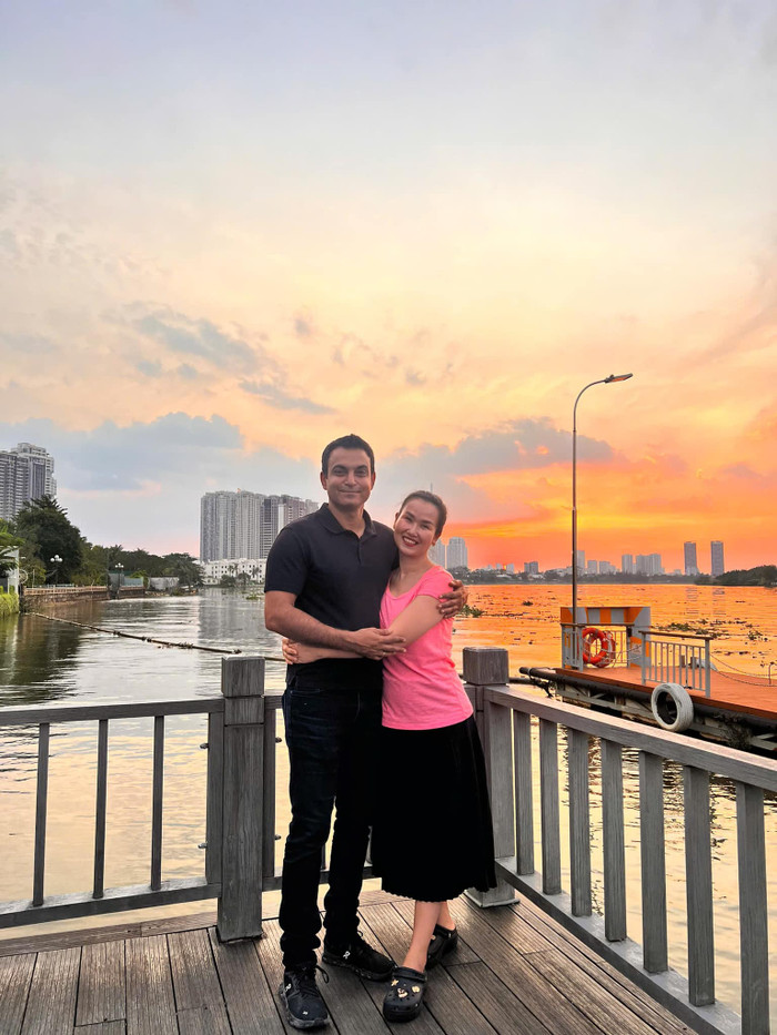 Hình ảnh mới nhất của Võ Hạ Trâm bên cạnh chồng người Ấn Độ. Ảnh: FBNV