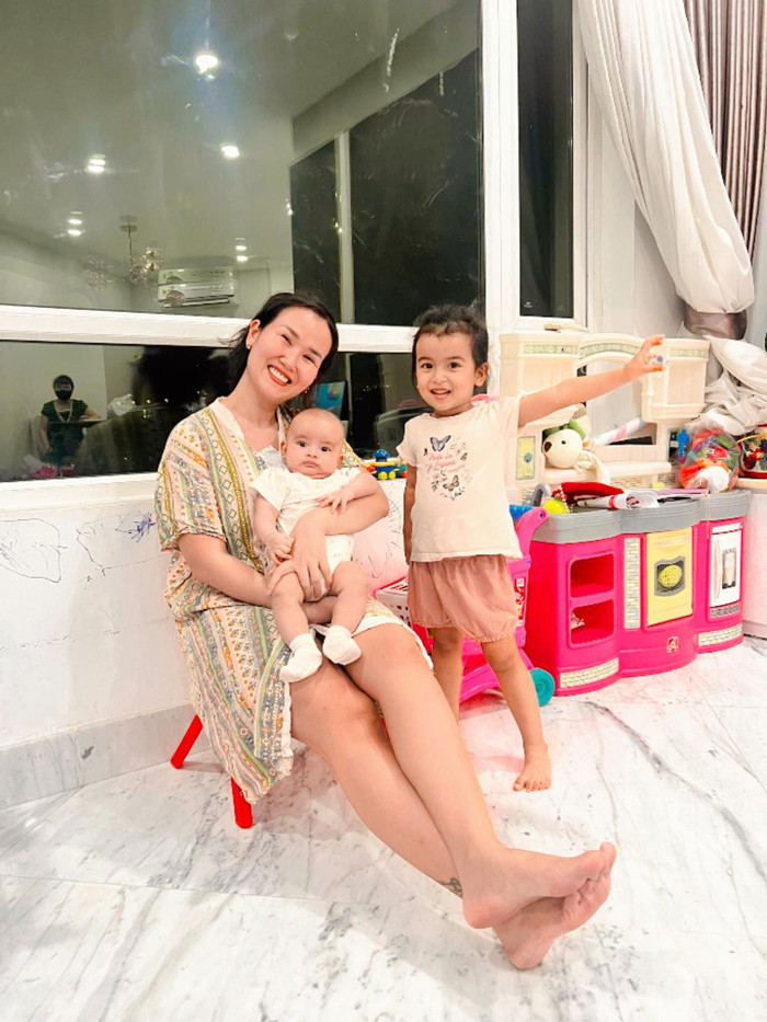 Võ Hạ Trâm chụp ảnh cùng con gái và con trai. Ảnh: FBNV