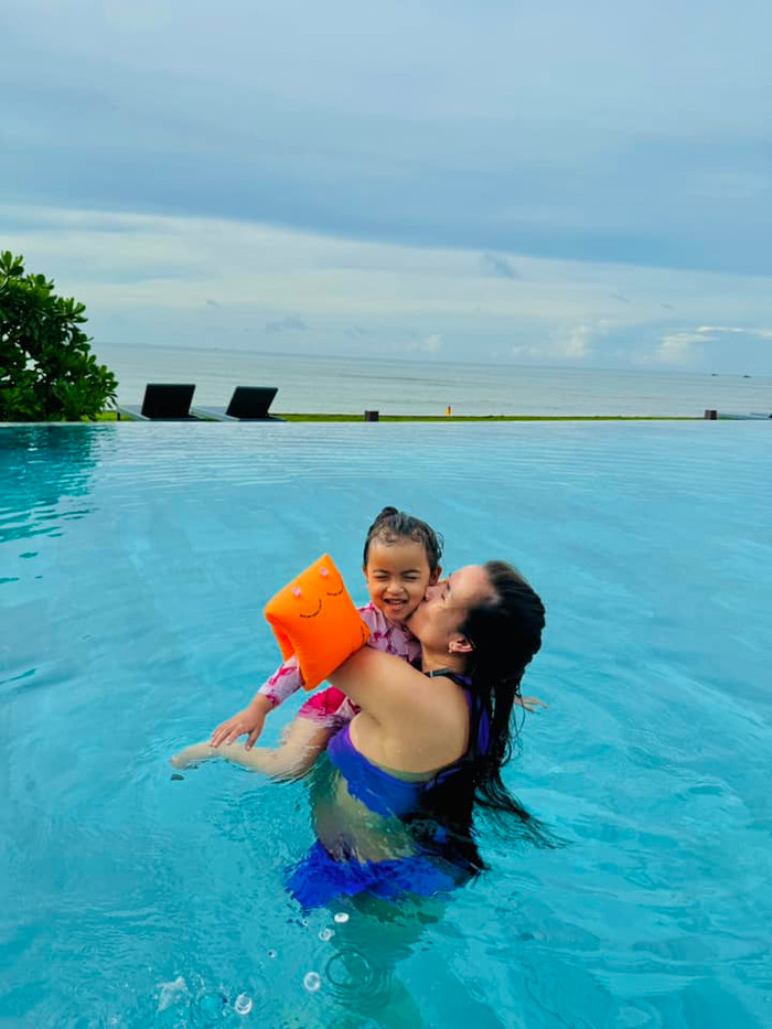 Võ Hạ Trâm thường xuyên đi du lịch trong thời gian mang bầu con trai út. Ảnh: FBNV