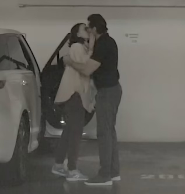 Cặp đôi thường xuyên trao nhau cử chỉ tình tứ kể từ khi công khai hẹn hò. 