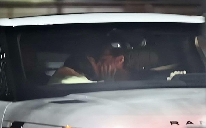 Bắt gặp nam diễn viên nổi tiếng hôn bạn gái say đắm trên ô tô lúc nửa đêm Ảnh 2