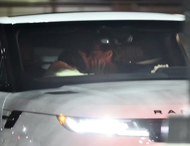 Khoảnh khắc Hugh Jackman và bạn gái tình tứ trong xe ô tô được ống kính 'săn ảnh' bắt gặp. (Ảnh: Backgrid)