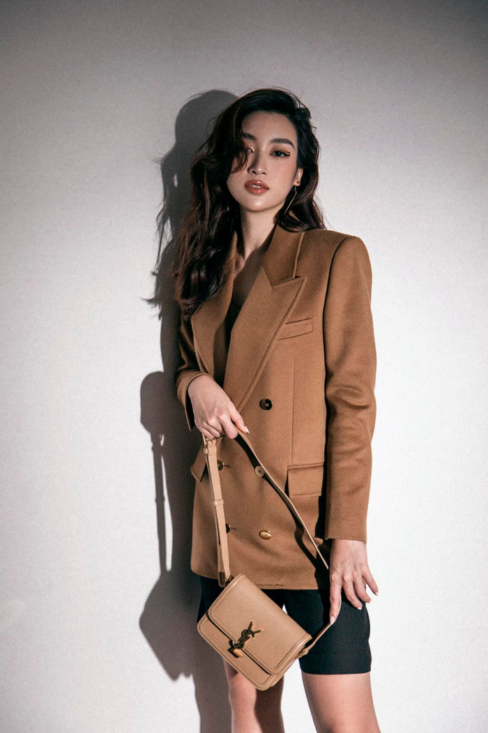 Trong một bộ ảnh thời trang, Hoa hậu Đỗ Mỹ Linh diện trang phục đơn giản, theo phong cách menswear cá tính. Nàng hậu phối mẫu áo blazer dáng dài cùng quần short, khoe khéo đôi chân dài. Về phụ kiện, Hoa hậu Đỗ Mỹ Linh phối cùng mẫu túi xách nhỏ xinh của thương hiệu mà Rosé (BLACKPINK) làm đại sứ toàn cầu. Thiết kế này được bán với mức giá hơn 78 triệu đồng. (Ảnh: FBNV)