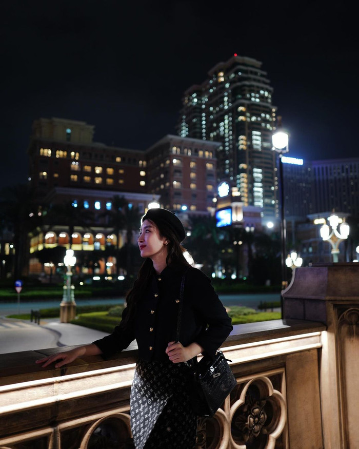 Hoa hậu Đỗ Mỹ Linh từng gây trầm trồ khi dát 'nguyên cây' đồ hiệu khi đi du lịch nước ngoài. Theo đó, chiếc chân váy họa tiết monogram của cựu Hoa hậu Việt Nam có mức giá khoảng 62 triệu đồng, hoa tai ngọc trai có mức giá hơn 17 triệu đồng. Đặc biệt, phụ kiện đắt giá nhất trong tổng thể outfit của Hoa hậu Đỗ Mỹ Linh là mẫu túi xách màu đen, thuộc dòng Kelly. Nó được bán với mức giá dao động từ 22.000 USD - 25.000 USD (khoảng 500 - 600 triệu đồng). (Ảnh: FBNV)