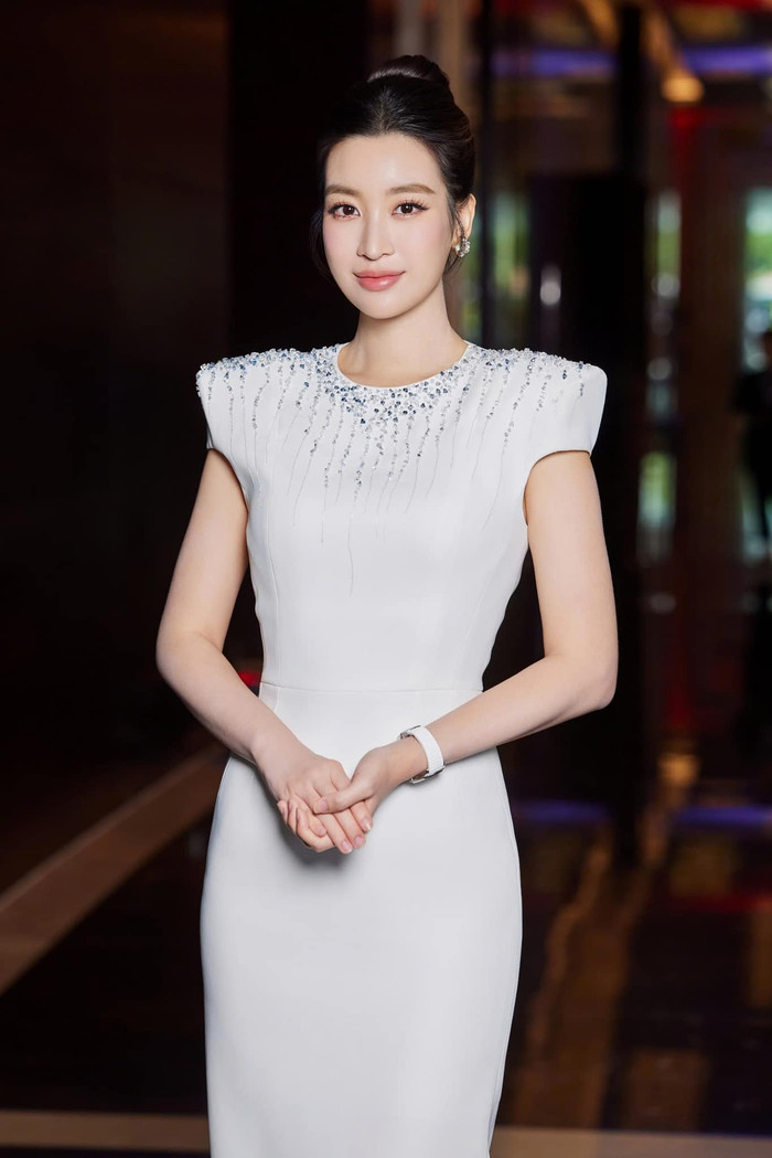 Đỗ Mỹ Linh từng được mệnh danh là 'Hoa hậu giản dị'. Tuy nhiên, hình ảnh hiện tại của nàng hậu lại có sự thay đổi ngoạn mục. Hoa hậu Đỗ Mỹ Linh nay gắn liền với phong cách thời trang sang chảnh, không cần ngại khoác lên người những mẫu hàng hiệu đắt đỏ. Không những vậy, nhiều người còn nhận ra tủ đồ hiệu của Hoa hậu Đỗ Mỹ Linh ngày càng đa dạng và 'chất thành đống'. (Ảnh: FBNV)