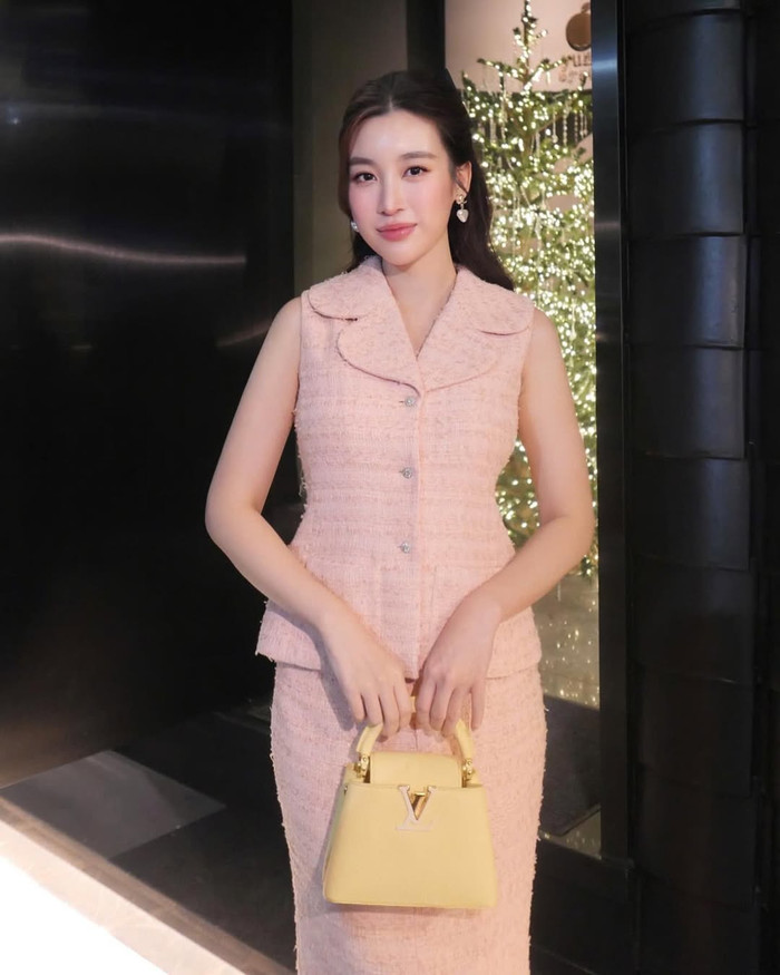 Trong một lần xuống phố dạo chơi nhân dịp Lễ giáng sinh, Hoa hậu Đỗ Mỹ Linh diện set đồ mang tông màu hồng pastel ngọt ngào, khoe khéo nhan sắc trong veo tựa 'thần tiên tỷ tỷ'. Để tăng thêm phần sang chảnh, cựu Hoa hậu Việt Nam phối thêm mẫu túi xách màu vàng đến từ 'nhà mốt' xa xỉ tại Pháp. Phụ kiện này có mức giá lên đến 179 triệu đồng. (Ảnh: FBNV)