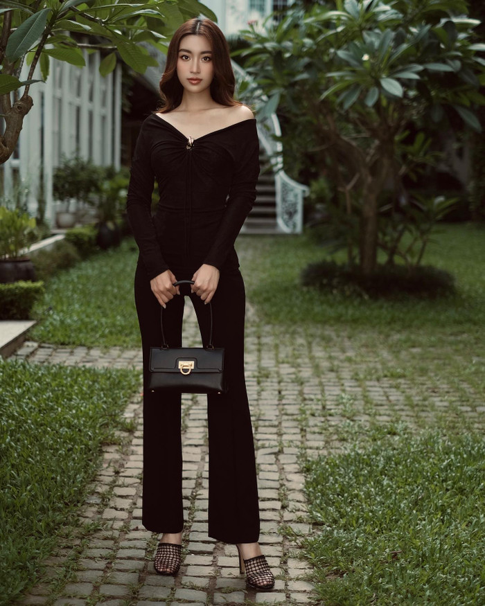 Hoa hậu Đỗ Mỹ Linh còn chi hơn 50 triệu đồng để mua một mẫu túi xách đến từ 'nhà mốt' nổi tiếng tại Ý. Món phụ kiện này hình chữ nhật và được làm từ chất liệu da bóng. (Ảnh: FBNV)