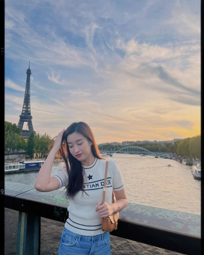 Tại 'nhà mốt' gắn liền với tên tuổi Jisoo (BLACKPINK), Hoa hậu Đỗ Mỹ Linh mạnh tay sắm chiếc áo len tay ngắn có mức giá 62 triệu đồng. Không những vậy, nàng hậu còn sở hữu thêm mẫu túi xách mini màu nâu, được bán với mức giá khoảng 100 triệu đồng. (Ảnh: FBNV)