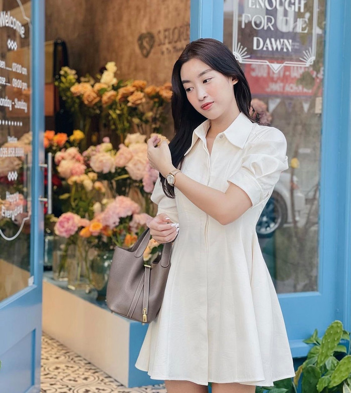 Hoa hậu Đỗ Mỹ Linh còn sở hữu mẫu túi hình trụ giống Á hậu Phương Anh. Nàng hậu được cho đã phải chi khoảng 110 triệu đồng để mang món phụ kiện này về tủ đồ. (Ảnh: FBNV)