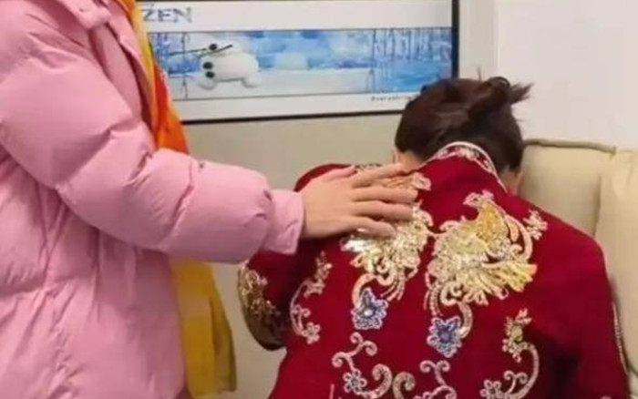 Sát giờ làm đám cưới, cô dâu gục ngã sau khi nhận cuộc gọi từ chú rể Ảnh 2