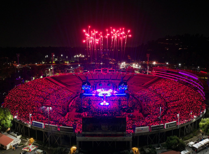 Sân vận động Rose Bowl tạm thời được chuyển đổi thành trung tâm hỗ trợ sau vụ cháy Eaton gây thiệt hại nghiêm trọng, ảnh hưởng đến các khu vực ở Pasadena và Altadena, California.