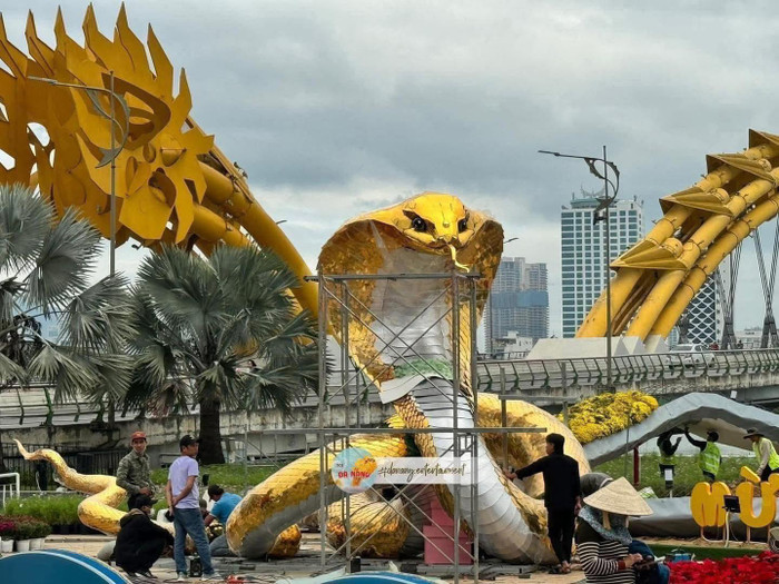 Độ hoành tráng của rắn linh vật năm 2025 tại TP Đà Nẵng khiến nhiều người phải trầm trồ