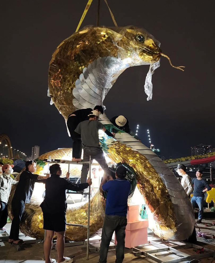 Tượng linh vật rắn của TP Đà Nẵng do nghệ nhân Đinh Văn Tâm thực hiện