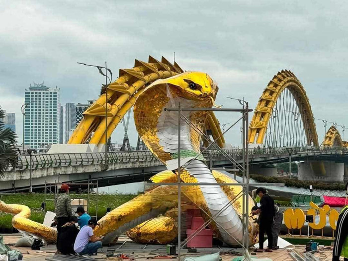 Linh vật rắn TP Đà Nẵng được lắp đặt tại phía nam cầu Rồng