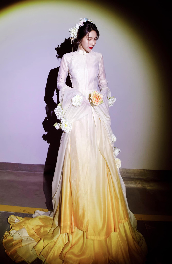 Nữ ca sĩ diện trang phục kín đáo, khoe được nét đẹp dịu dàng, cuốn hút. (Ảnh FBNV)