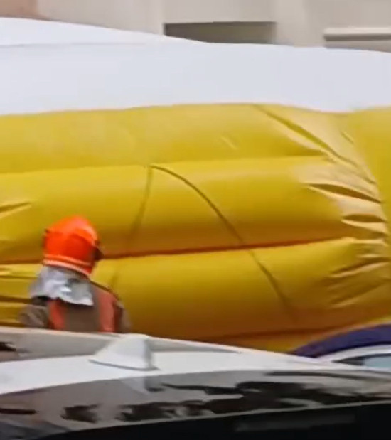 Lên tầng 10 chung cư để lau cửa sổ, người phụ nữ bất ngờ 'gặp nạn' Ảnh 3