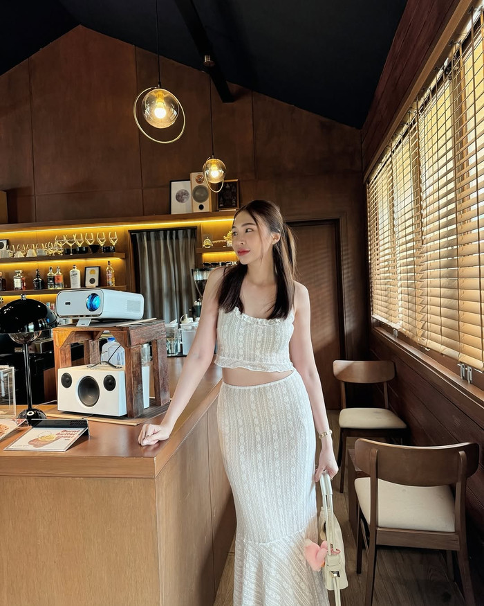 Phong cách thời trang của bạn gái tiền đạo Supachok trong ảnh toát lên vẻ giản dị nhưng không kém phần tinh tế, nữ tính. 