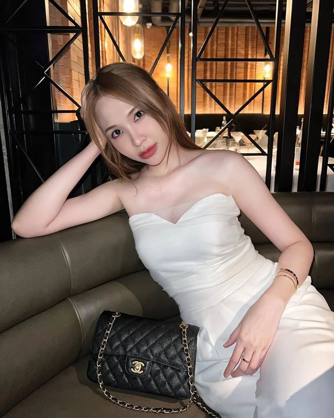 Bạn gái tiền đạo Supachok có nét đẹp thanh lịch và hiện đại. Chanakarn gây ấn tượng với khuôn mặt thanh tú, đôi mắt sắc nét, làn da sáng, và phong thái nhẹ nhàng nhưng cuốn hút.