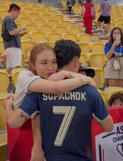 Trong trận chung kết lượt về AFF Cup 2024, Chanakarn đã đến sân Rajamangala để cổ vũ và an ủi bạn trai, khẳng định luôn ủng hộ Supachok trong mọi hoàn cảnh.