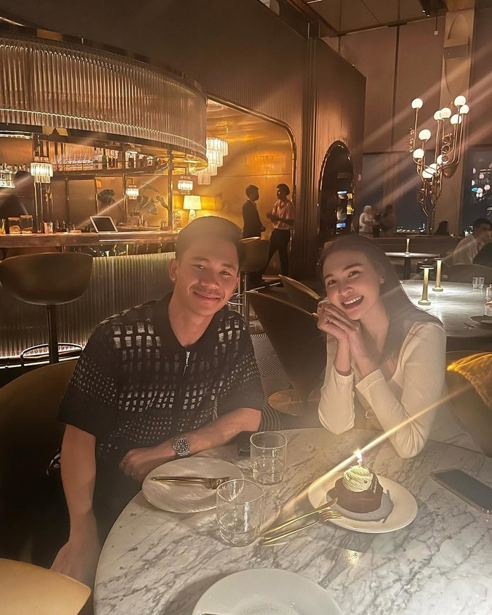 Được biết, tiền đạo Supachok Sarachat đang hẹn hò với bạn gái tên Chanakarn, một KOL nổi tiếng với hơn 30.000 người theo dõi trên mạng xã hội. Cặp đôi đã quen nhau từ năm 2018 và công khai mối quan hệ vào tháng 5 năm 2024.