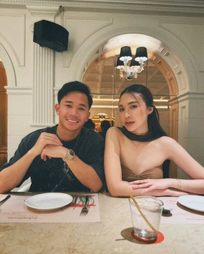 Dù không thường xuyên đăng tải hình ảnh bạn gái trên trang cá nhân, nhưng Supachok vẫn tương tác và để lại bình luận bên dưới những bài viết của người yêu. Điều này cho thấy mối quan hệ của cặp đôi vẫn đang bền chặt, hạnh phúc. 