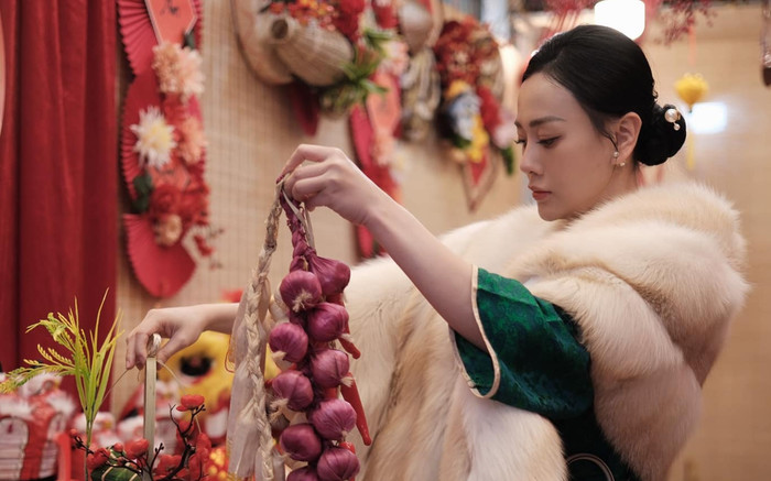 Phương Oanh đeo túi 800 triệu chỉ để chụp ảnh Tết Ảnh 2