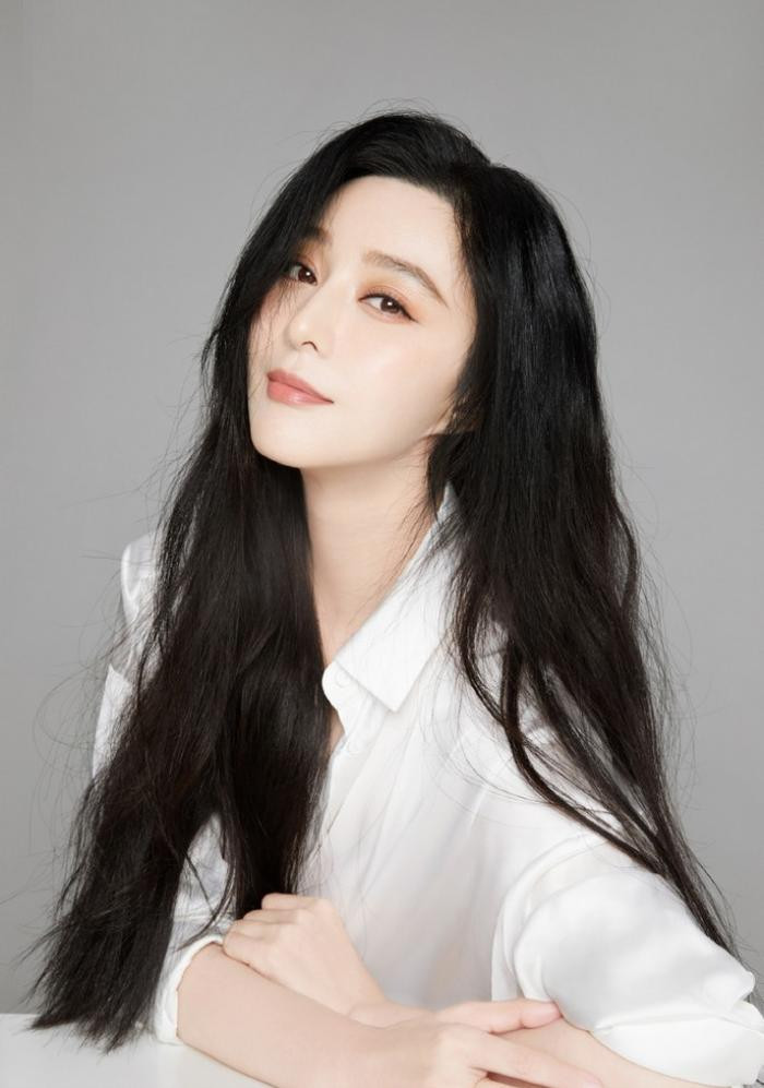 Cô nàng chăm sóc tóc bằng dầu dưỡng.