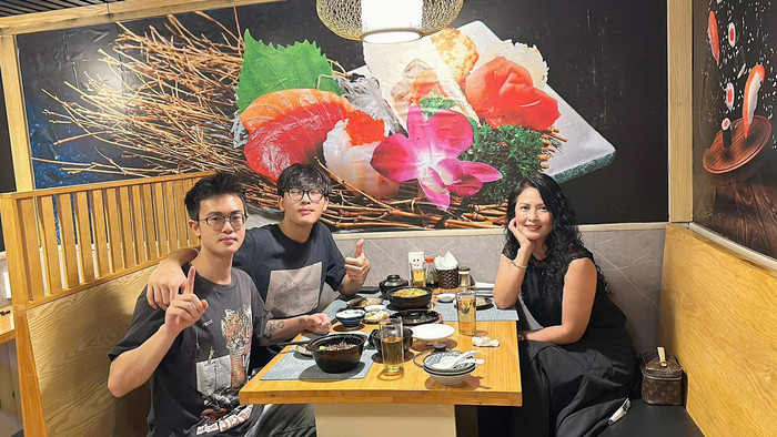 Diễn viên Thúy Hà vui vẻ bên hai cậu quý tử, cô hạnh phúc vì có các con hiểu chuyện. (Ảnh: FBNV)