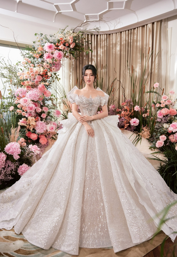 Phương Nhi 'gây thương nhớ' trong bộ váy cưới lộng lẫy, lấp lánh. 