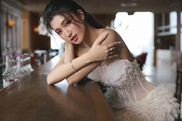 Nhiều người dành lời khen khi Phương Nhi làm mẫu ảnh cho bộ sưu tập váy cưới. 