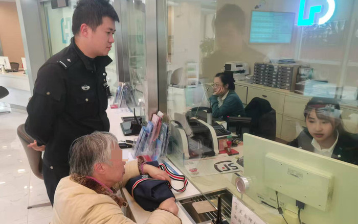 Nhận được tin nhắn lạ yêu cầu gọi điện, cụ bà suýt bị lừa 48 tỷ đồng Ảnh 2