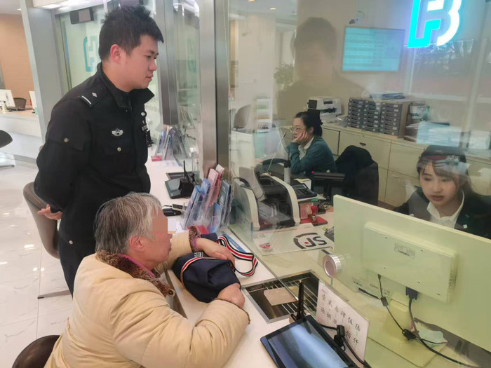 Cụ bà suýt bị lừa 48 tỷ đồng qua điện thoại.