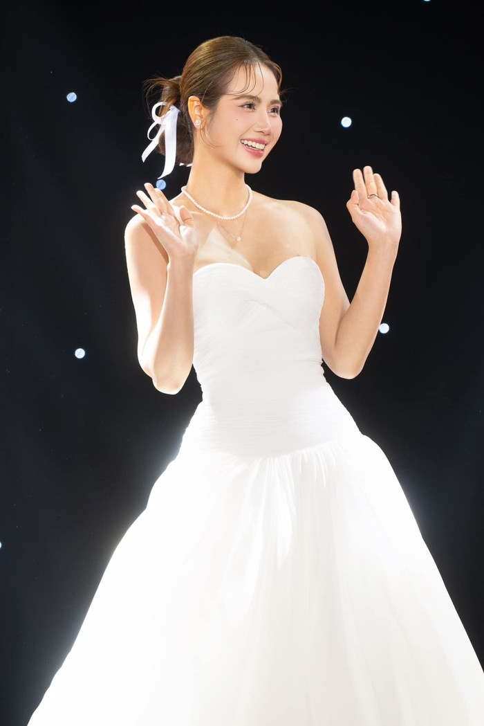 Huyền Lizzie lên đồ lộng lẫy như cô dâu. Ảnh: FBNV