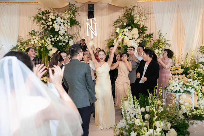 Huyền Lizzie bắt được hoa cưới trong ngày vui của Mai Ngọc. Ảnh: FBNV