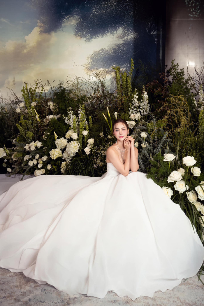 Nữ diễn viên ẩn ý chuyện đang độc thân. Ảnh: FBNV