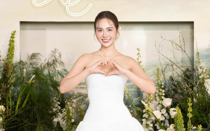 Huyền Lizzie diện váy cưới trắng, khoe cặp 'tuyết lê' lấp ló Ảnh 2