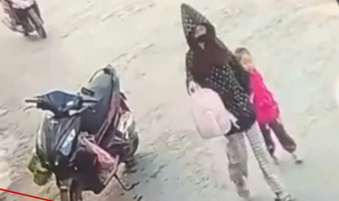 Cháu bé bị người phụ nữ lạ mặt dẫn đi