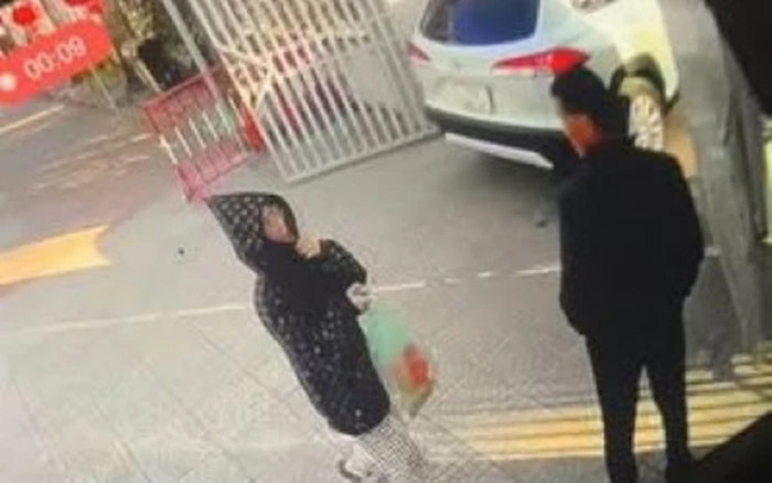 Người phụ nữ lạ mặt vào trường dẫn bé gái 3 tuổi rời đi