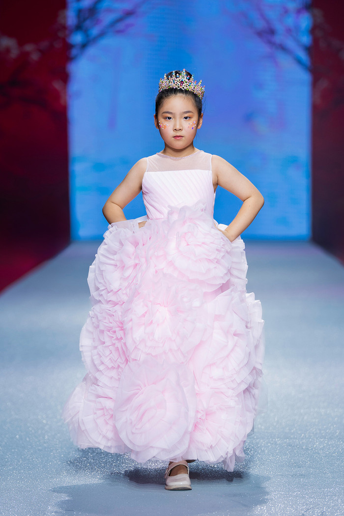 Kim Gia Hân hứa hẹn sẽ là gương mặt triển vọng trên sàn catwalk Việt Nam trong tương lai gần. 