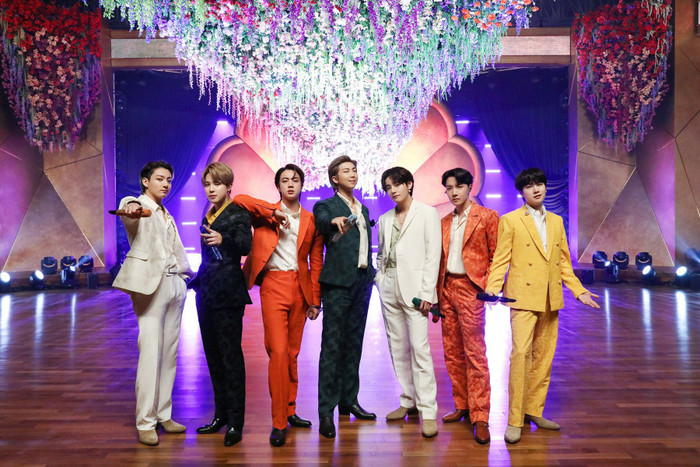 BTS tỏa sáng với tiết mục Dynamite trên sân khấu GRAMMY 2021 danh giá.