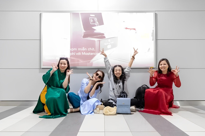 Metro số 1 trở thành 'background' trong những bộ ảnh Tết của nhiều người. Ảnh: Tạp chí Mốt và Cuộc sống