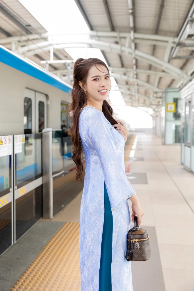 Bộ áo dài thể hiện sự hòa nhập của đất nước với tiến bộ công nghệ toàn cầu, đồng thời vẫn bảo tồn bản sắc văn hóa. Ảnh: Thuỳ Anh