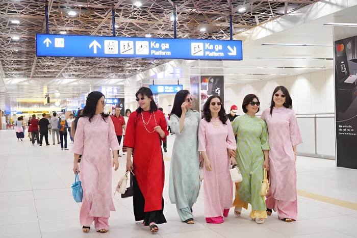 Nhóm bạn cùng nhau chụp ảnh Tết đón xuân Ất Tỵ 2025. Ảnh: Sài Gòn tiếp thị