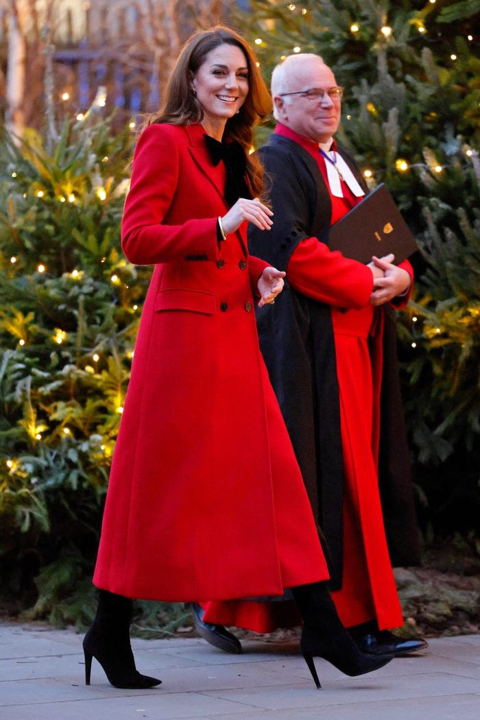 Mùa đông 2024, Công nương Kate thu hút mọi ánh nhìn khi diện chiếc áo khoác McQueen màu đỏ rực, thiết kế tinh tế với đường cắt sắc nét và chi tiết thanh lịch tại buổi lễ mừng Giáng sinh thường niên “Together at Christmas” ở Tu viện Westminster.