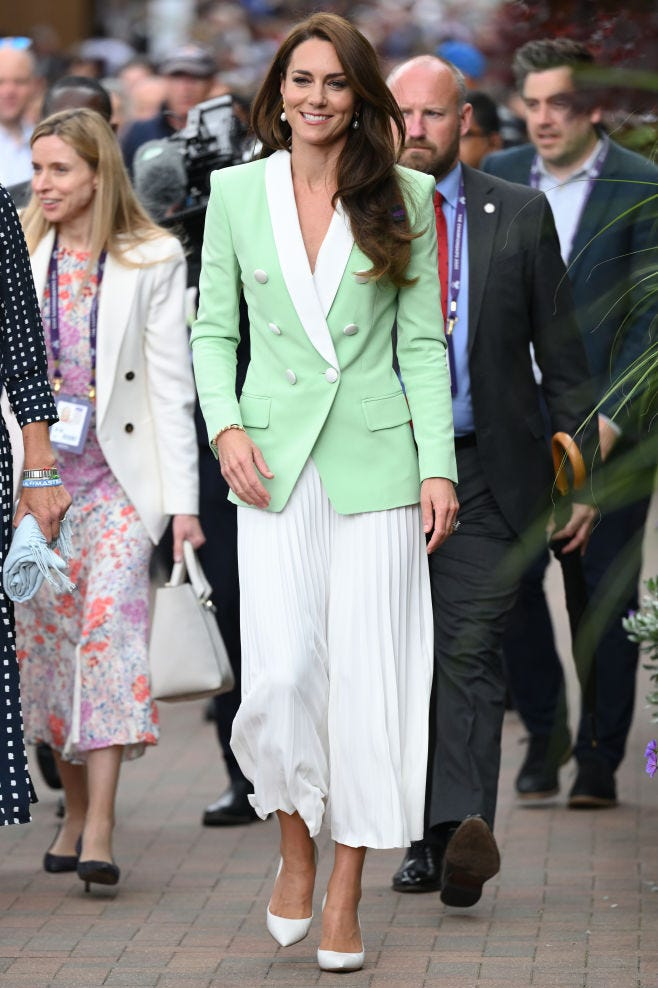 Công nương xứ Wales từng làm 'say lòng' công chúng với phong cách thanh nhã khi diện chiếc áo khoác màu xanh bạc hà pastel của Balmain, phối cùng chân váy midi xếp ly trắng mang phong thái nhẹ nhàng mà đẳng cấp.